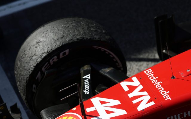 Льюис Хэмилтон выиграл Гран-при Испании благодаря новой стратегии Ferrari
