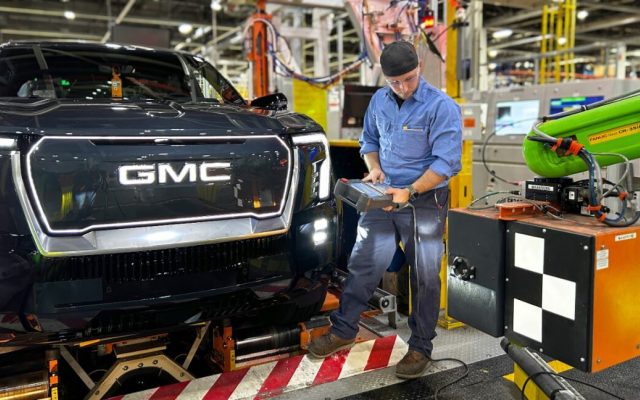 GM автоматизирует завод электромобилей роботами после увольнения 1300 сотрудников
