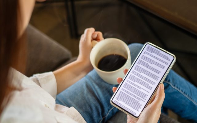 Kindle на iOS получил ИИ-функции, недоступные на старых читалках