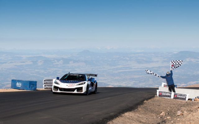 Гибридный Corvette ZR1X установил рекорд на подъеме в Пайкс-Пик